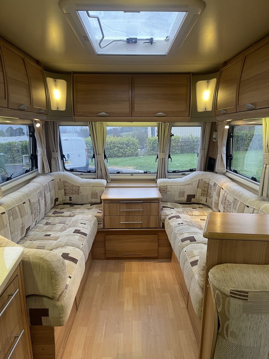 Front lounge with sunroof